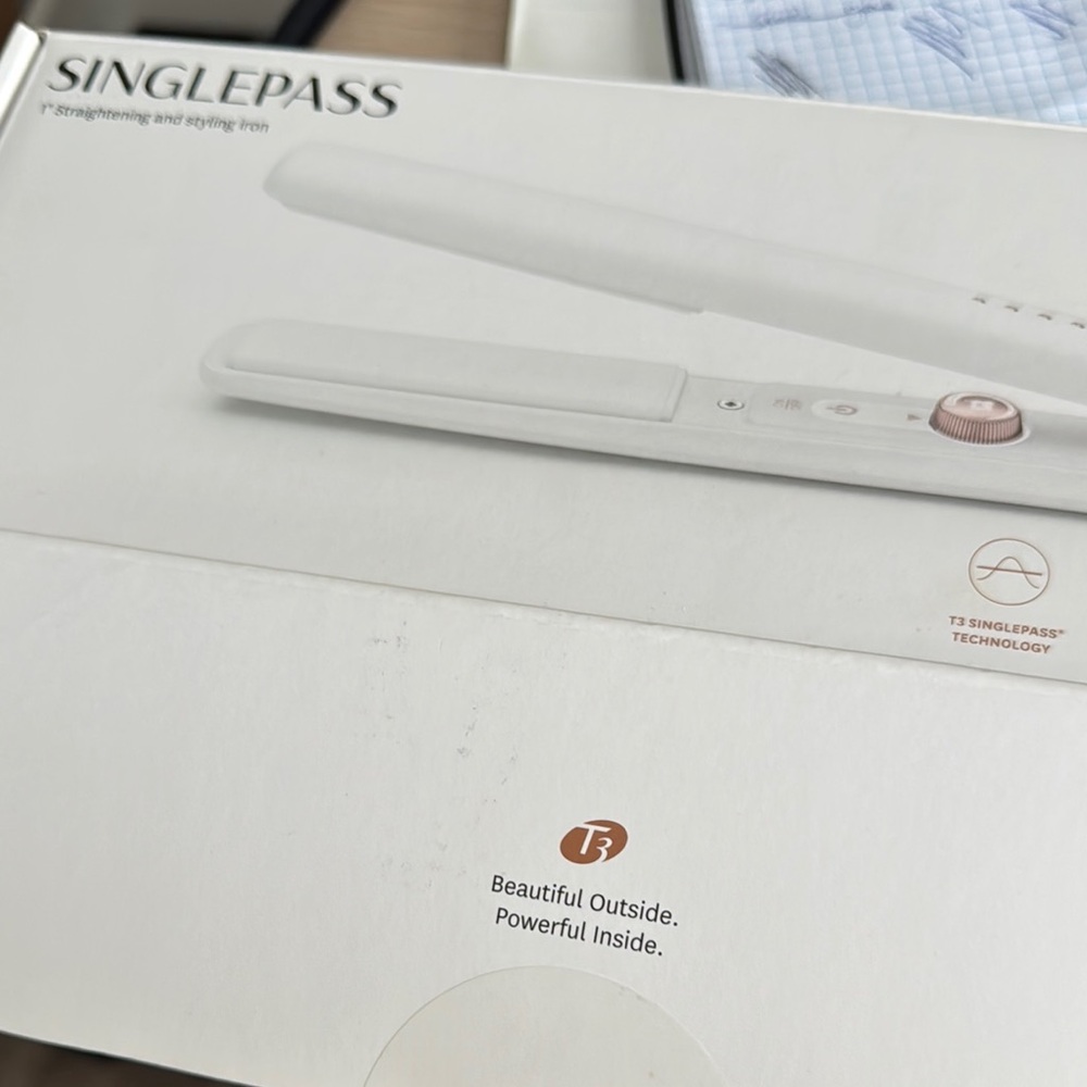T3 SinglePass White and Rose Gold Styling Iron